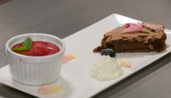 Maja Korzeniowska: Jęczeń Brownie z coulis malinowym i bitą śmietaną